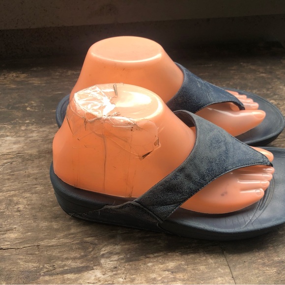 FitFlop Women's Navy Blue Leather Toe-Post Sandals Size 8 - Picture 2 of 10